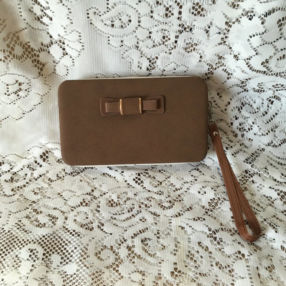 NIB WOMEN'S BROWN W/IVORY TRIM WRISTLET WALLET - Picture 3 of 13